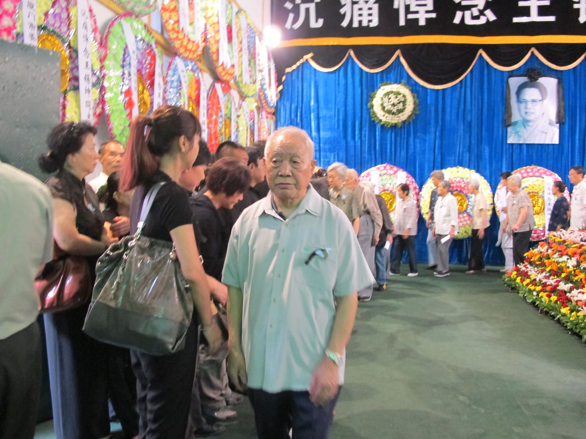 老红军,原福州军区司令部顾问,90岁的王玉清将军参加告别仪式