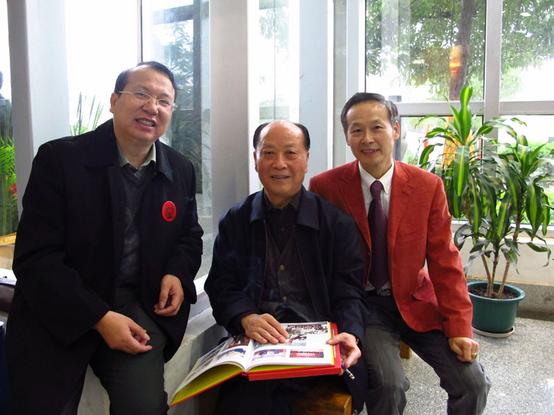 王银茂与南京军区原副司令员徐承云中将(中)留影  右一为周毅洪