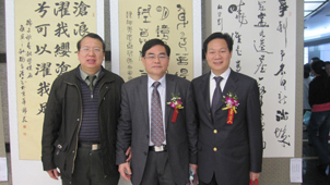 A2、与省委宣传部副部长马照南、荣誉集团董事长胡连荣在王银茂书法作品前留影