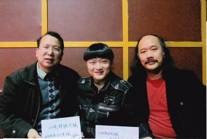  A14、与《我要上春晚》舌头转动16个足球表演者 李金龙合影（左起：王银茂、李金龙、苏作华）（首次发布时间：2011.9.17）