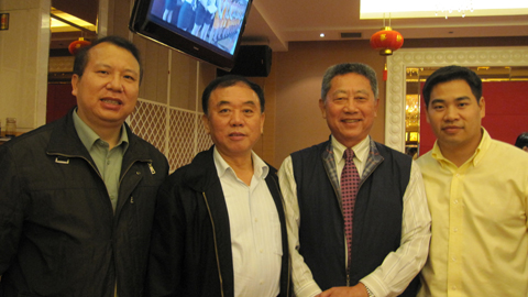 A17、与江西临川出生的徐忠国中将（右二）、朱光泉少将（左二 江西余干人）、荣誉大酒店胡海荣留影  2011.11.30摄于厦门